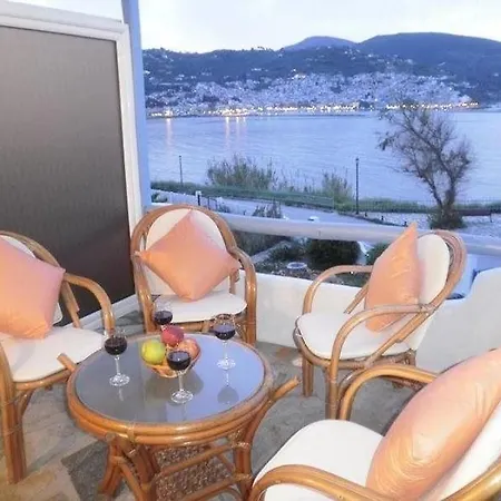 Karavos Sea View 公寓