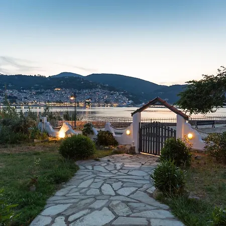 Karavos Sea View 公寓